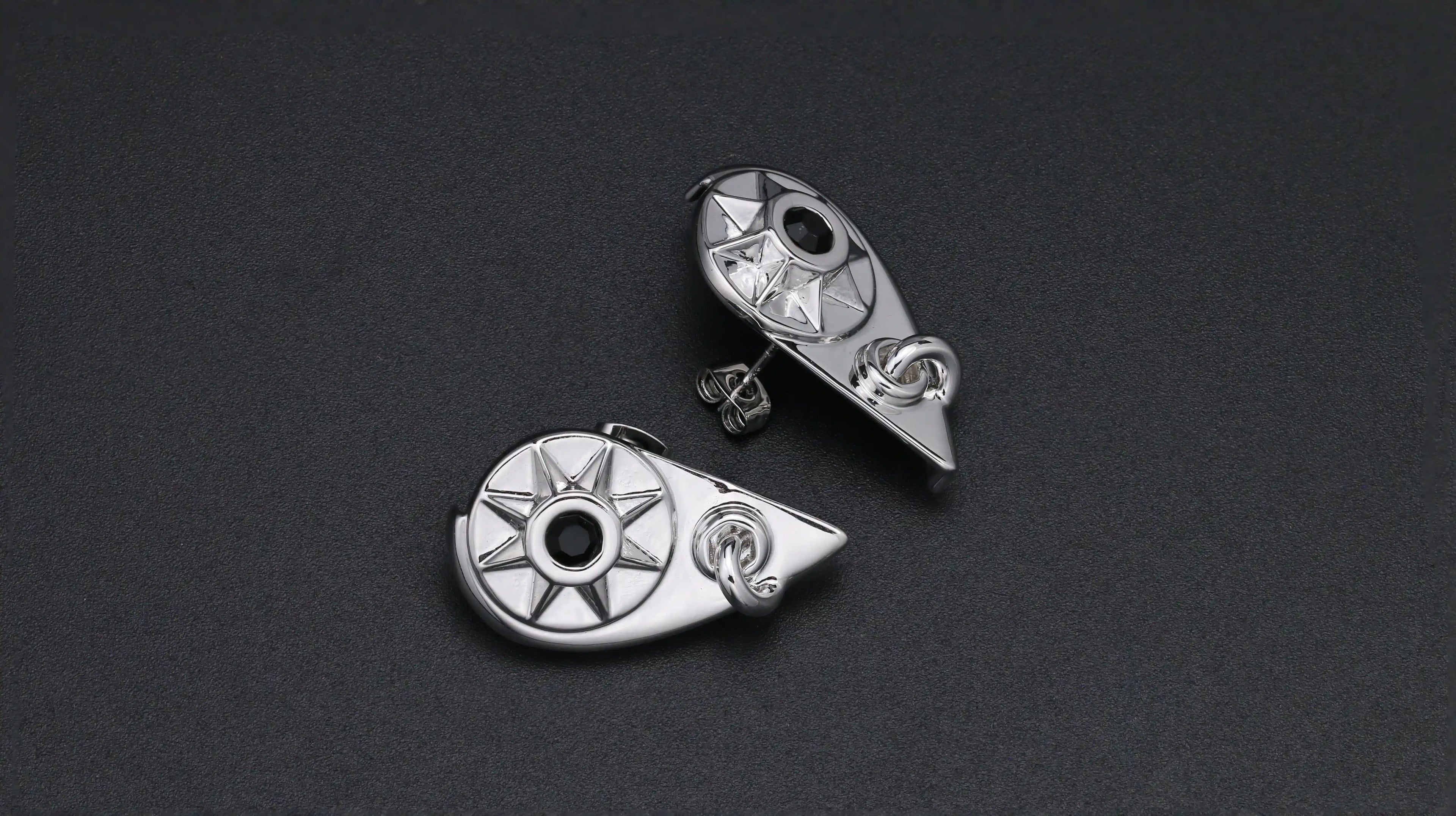FRACTURED COMPASS STUDS | 裂罗盘耳钉 - detail