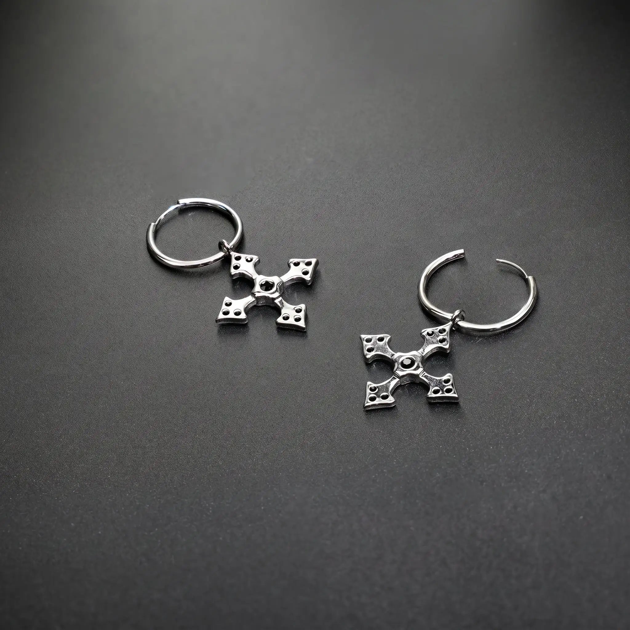 RELIC CROSS HUGGIES | 遗物十字耳扣